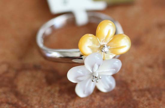 14K White Gold Diamond Mother of Pearl Flower Ring Size 7
